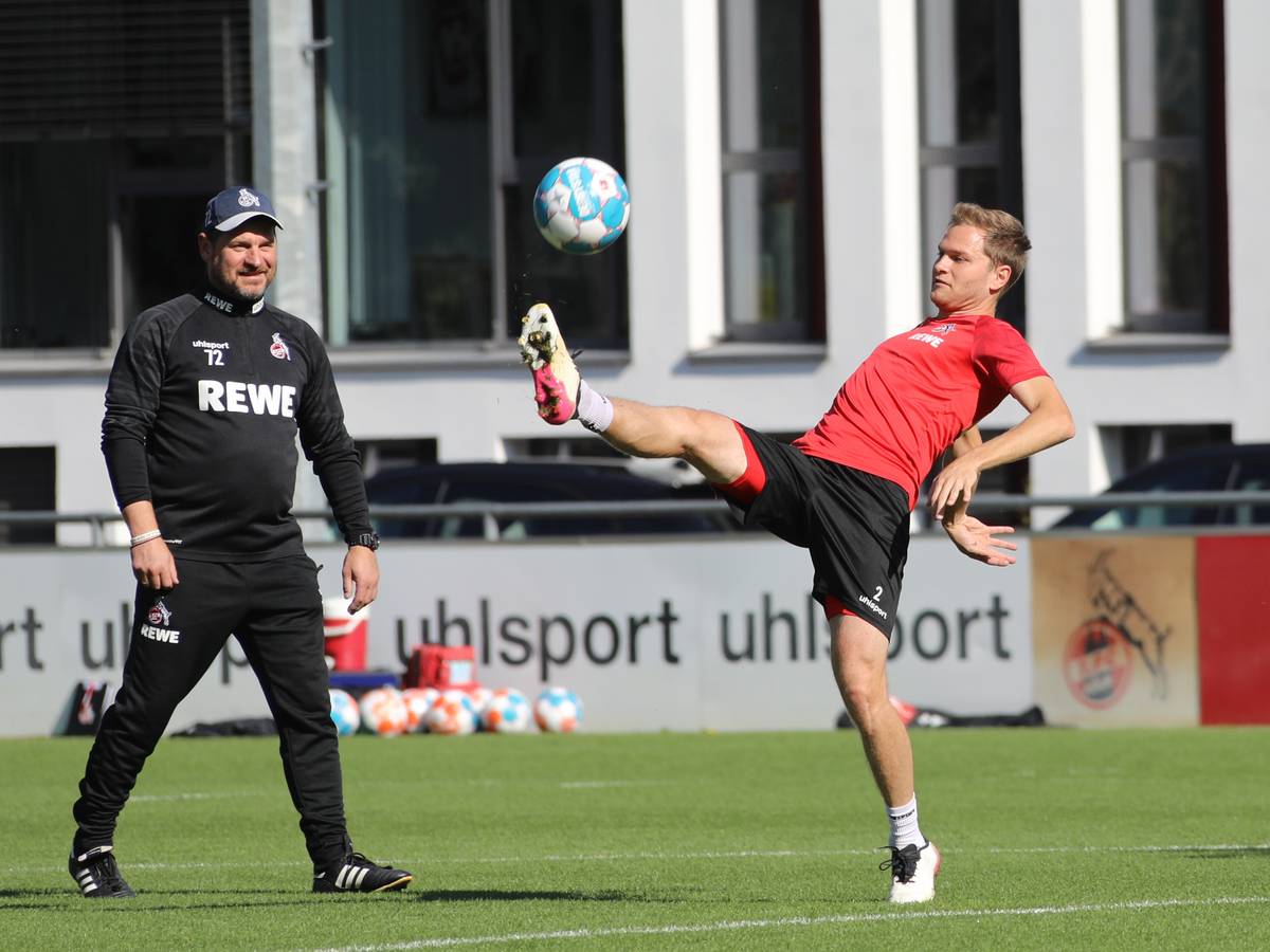 Steffen Baumgart beobachtet beim Training des 1. FC Köln Benno Schmitz.