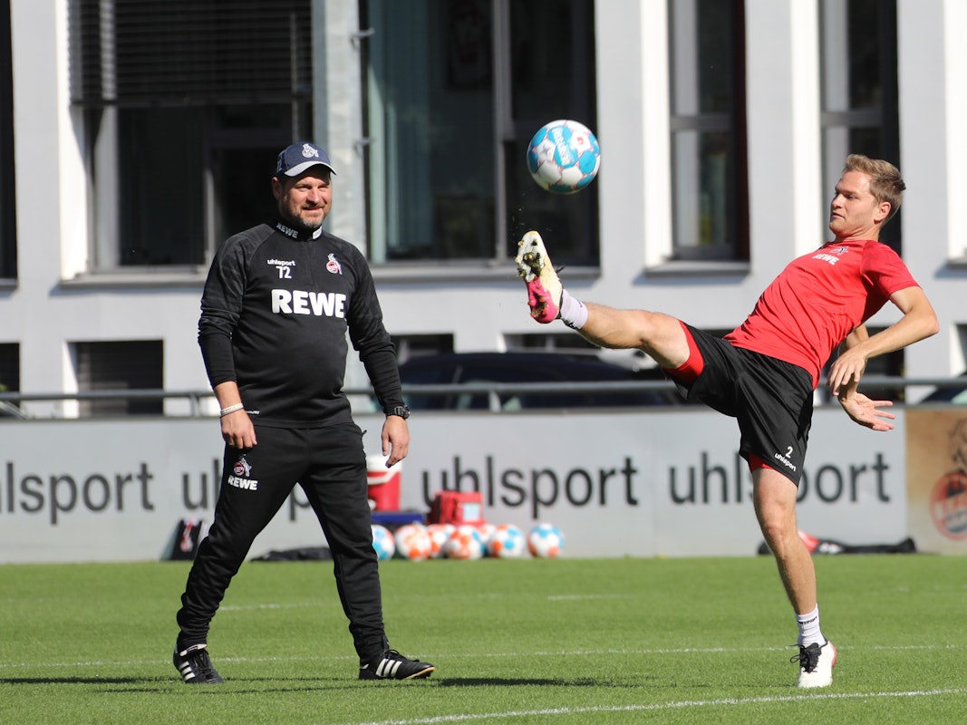 Steffen Baumgart beobachtet beim Training des 1. FC Köln Benno Schmitz.