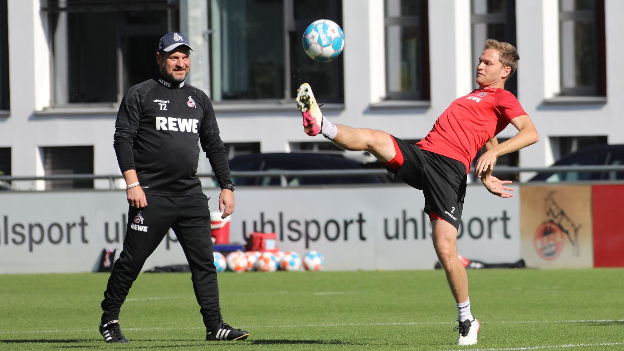 Steffen Baumgart beobachtet beim Training des 1. FC Köln Benno Schmitz.