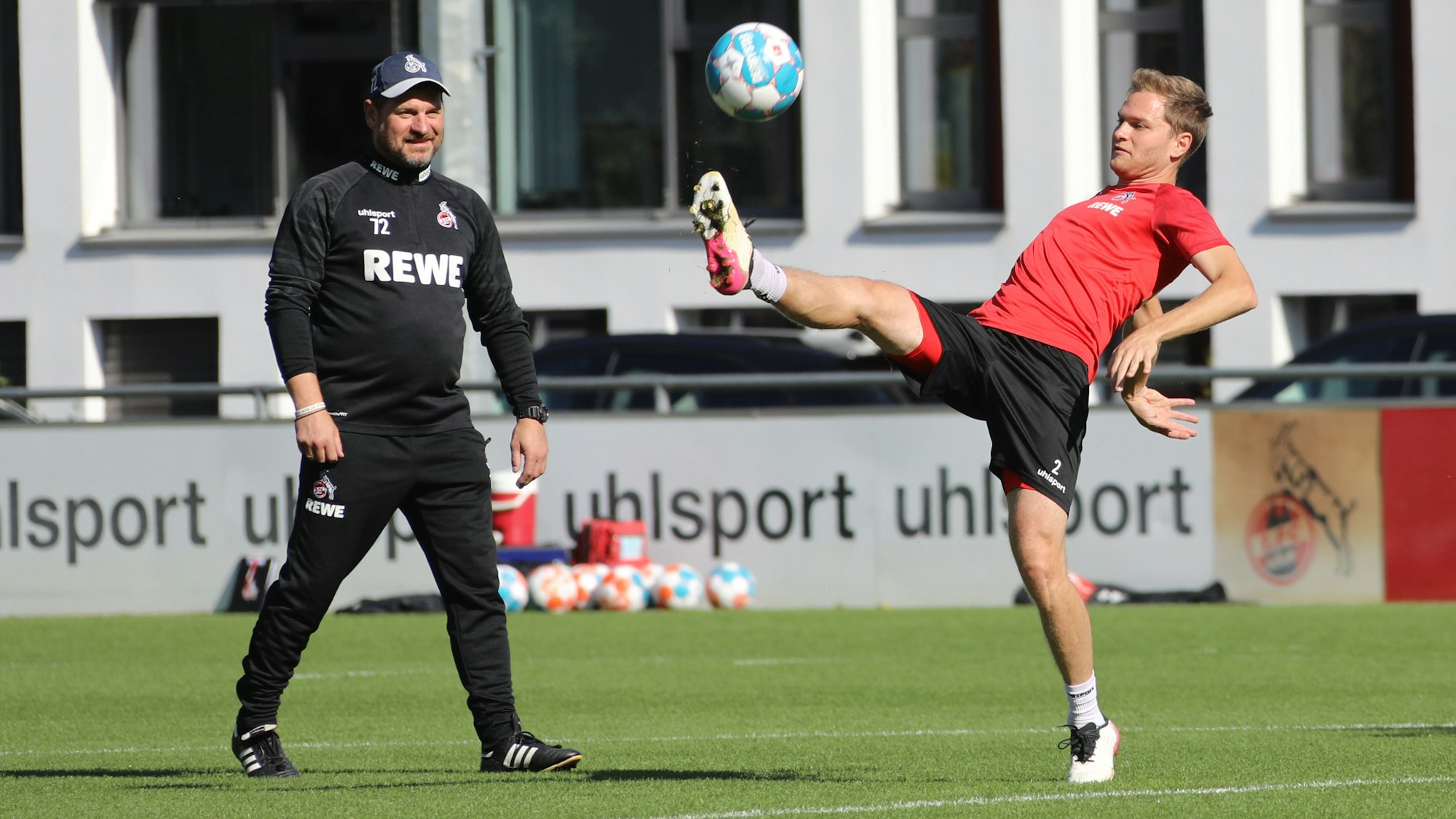 Steffen Baumgart beobachtet beim Training des 1. FC Köln Benno Schmitz.