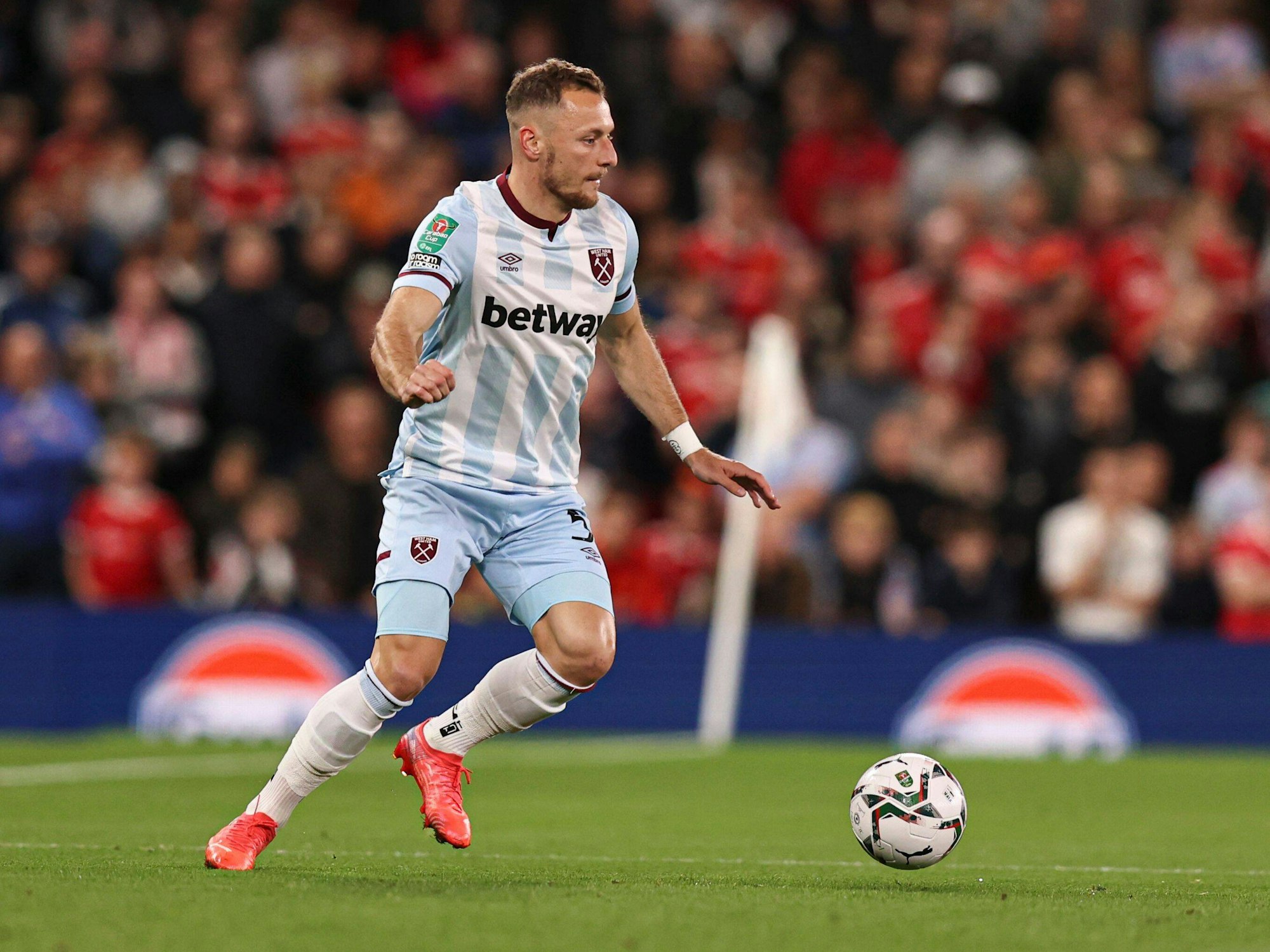 West Hams Vladimir Coufal führt den Ball.