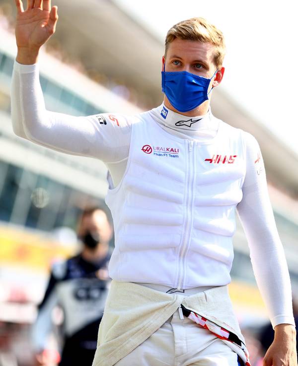 Mick Schumacher winkt den Fans zu