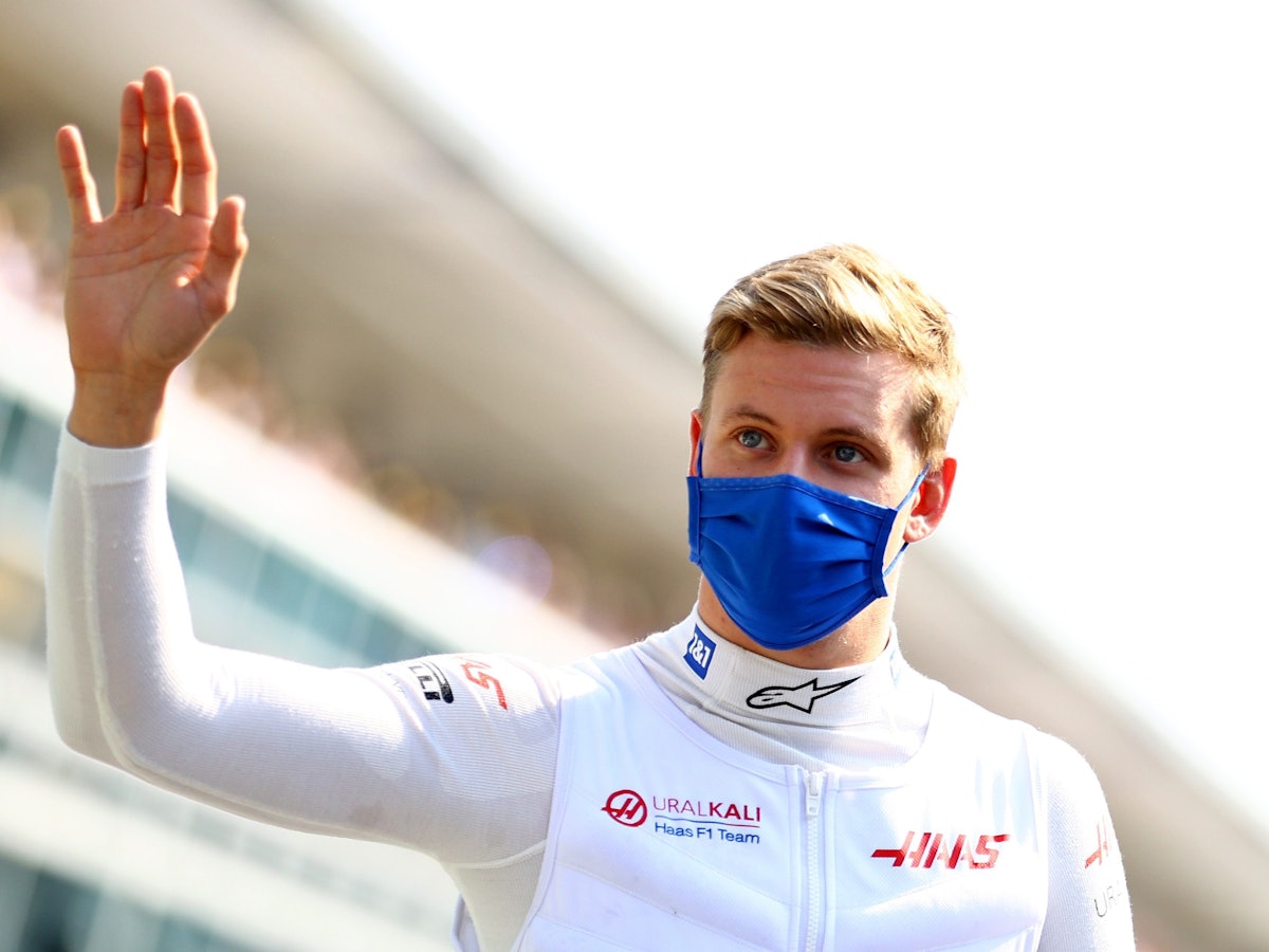 Mick Schumacher winkt den Fans zu