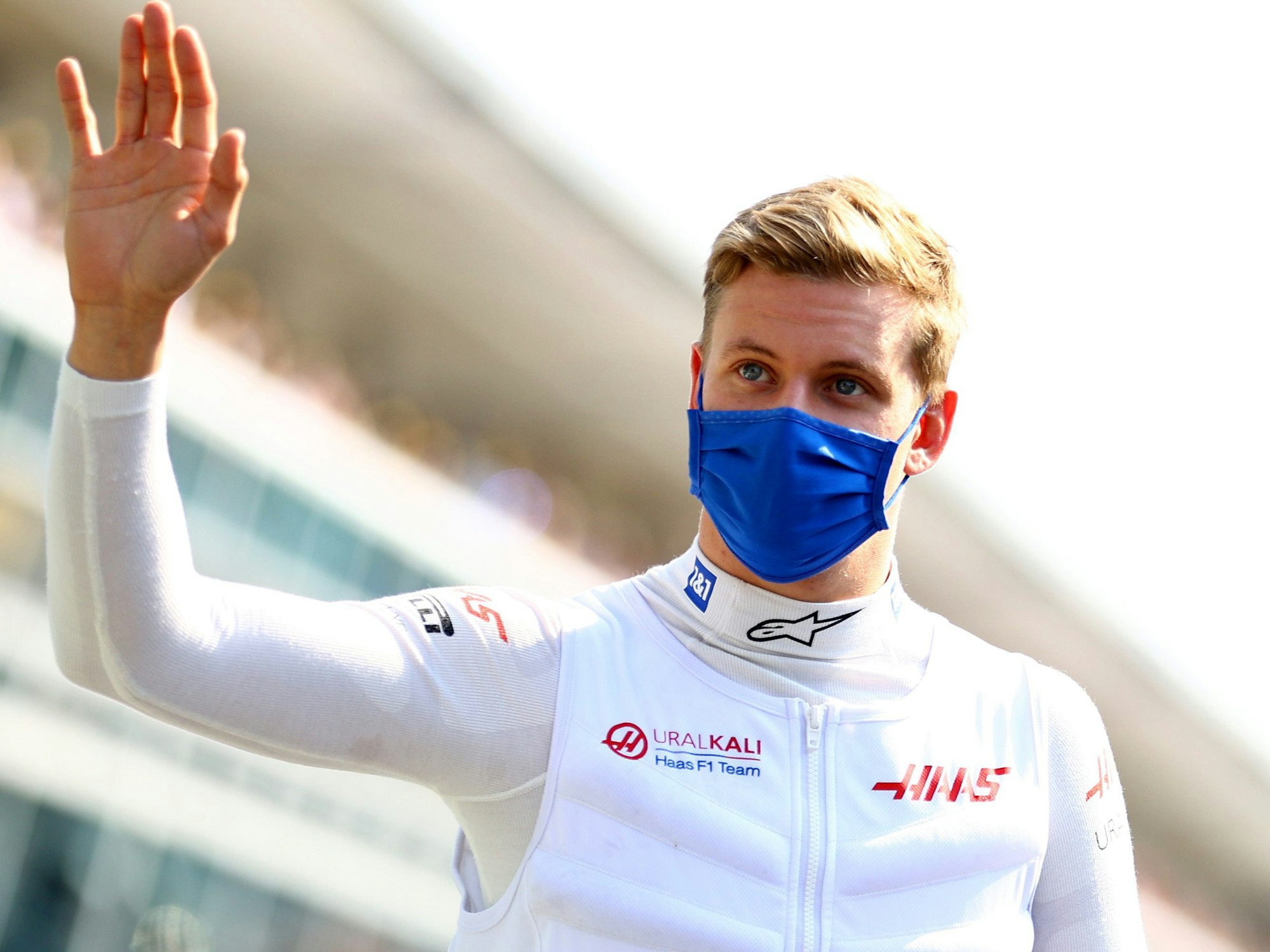 Mick Schumacher winkt den Fans zu