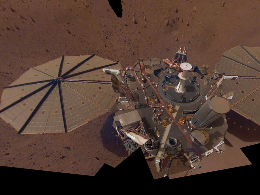 Ein „Selfie“ vom InSight-Lander der Nasa, das aus 14 Einzelbildern zusammengesetzt wurde, die zwischen dem 15. März 2021 und dem 11. April 2021 mit der Kamera im Roboterarm des Landers gemacht wurden.