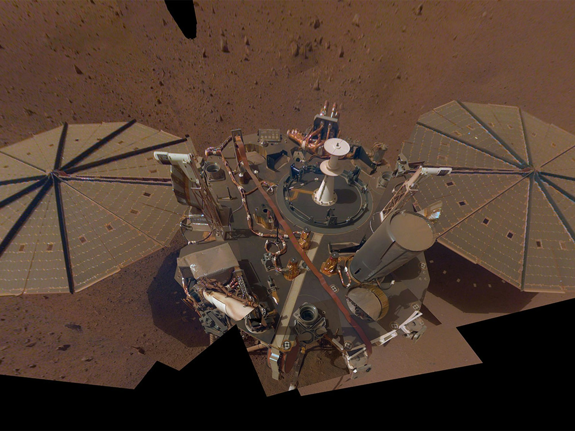 Ein „Selfie“ vom InSight-Lander der Nasa, das aus 14 Einzelbildern zusammengesetzt wurde, die zwischen dem 15. März 2021 und dem 11. April 2021 mit der Kamera im Roboterarm des Landers gemacht wurden.