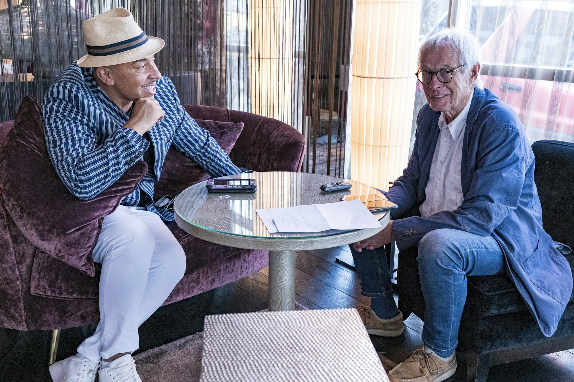 Lou Bega und Horst Stellmacher sitzen sich beim Interview gegenüber.