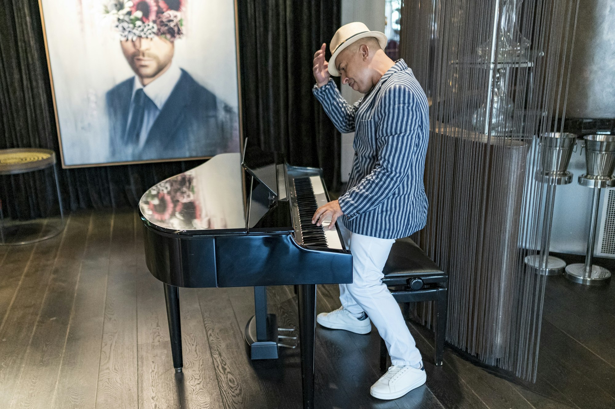 Lou Bega steht am Flügel.