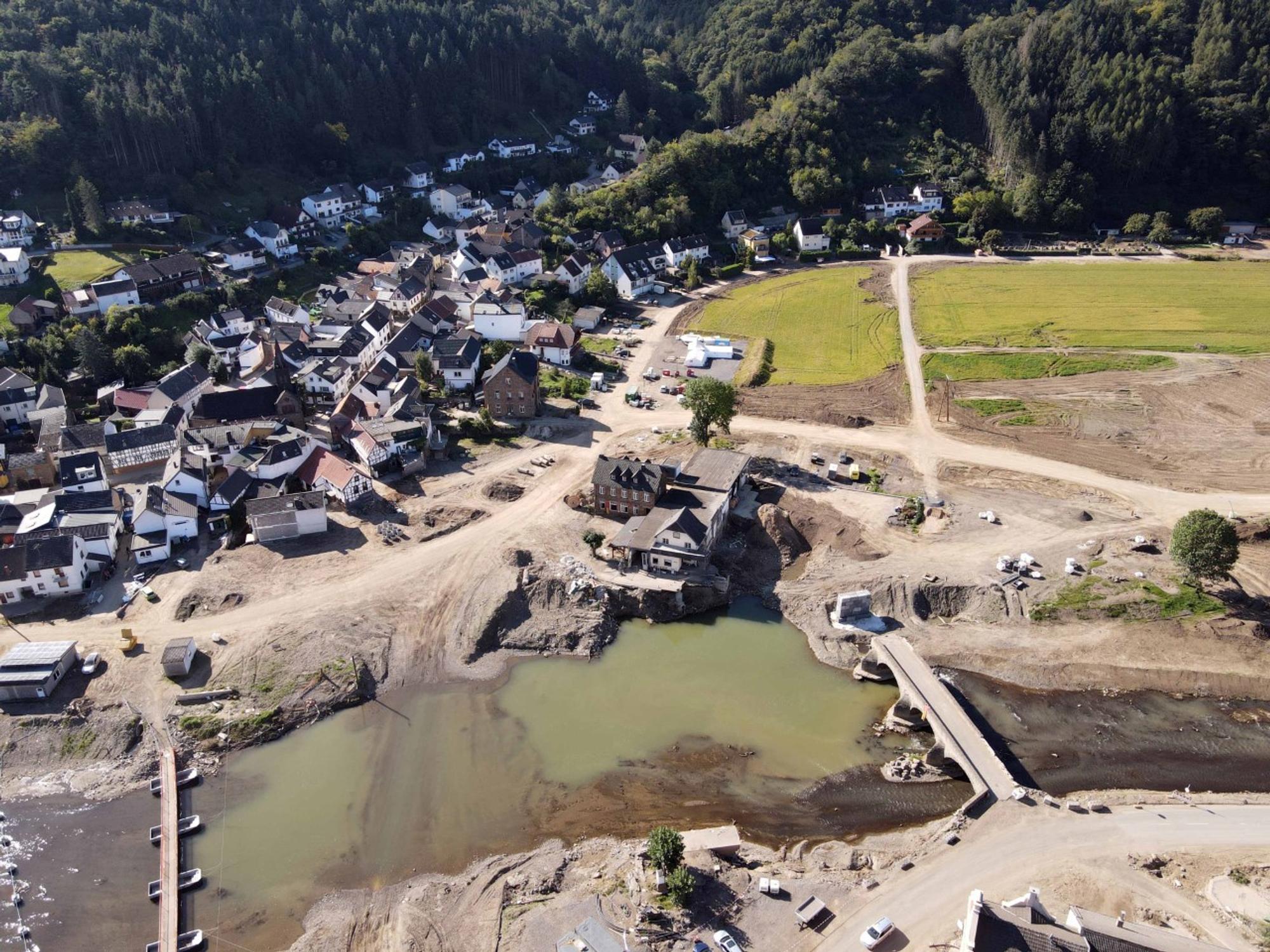 Das Weindorf Rech im Ahrtal, kurz hinter Dernau mit einer Drohne fotografiert.