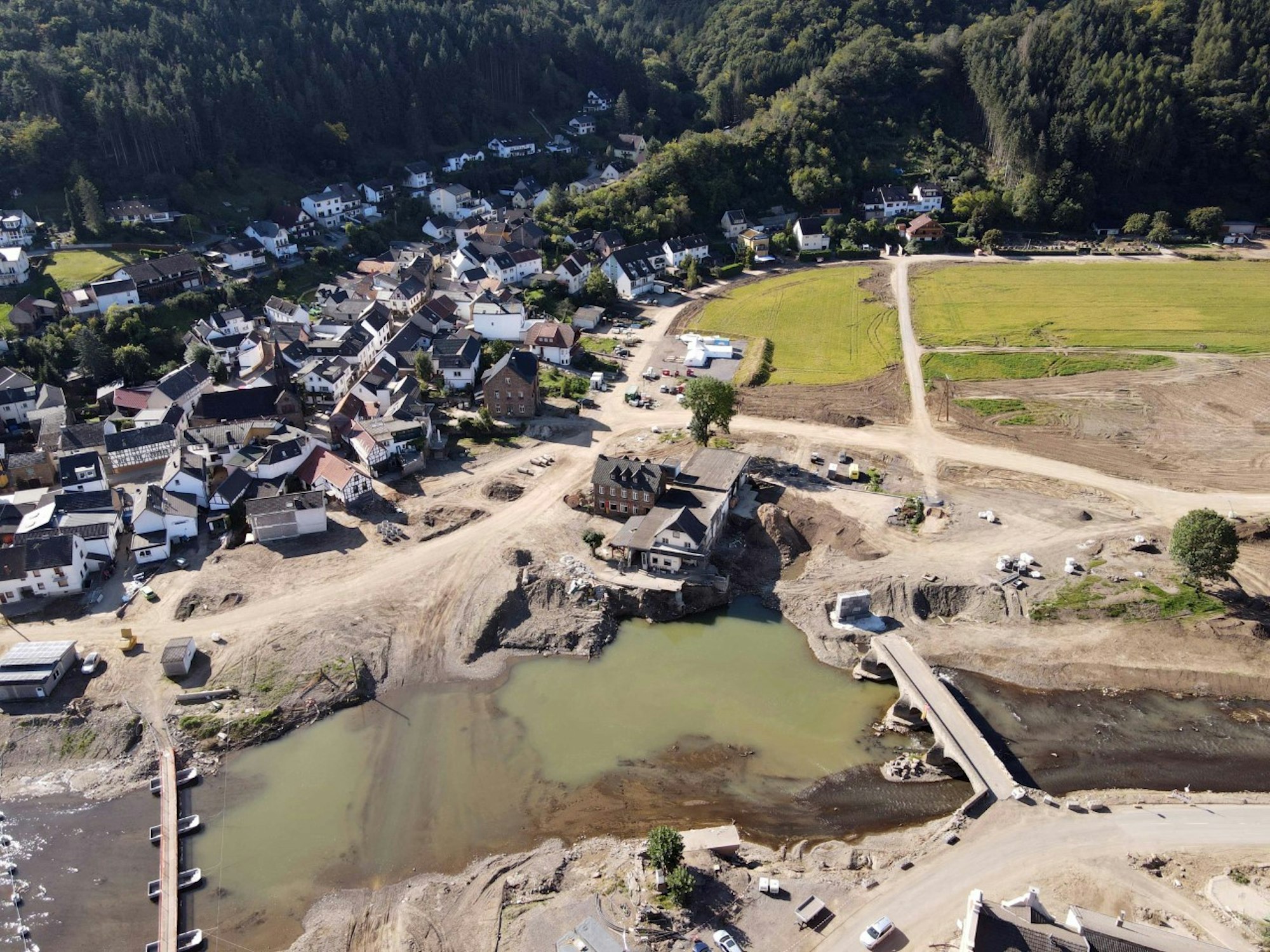 Das Weindorf Rech im Ahrtal, kurz hinter Dernau mit einer Drohne fotografiert.