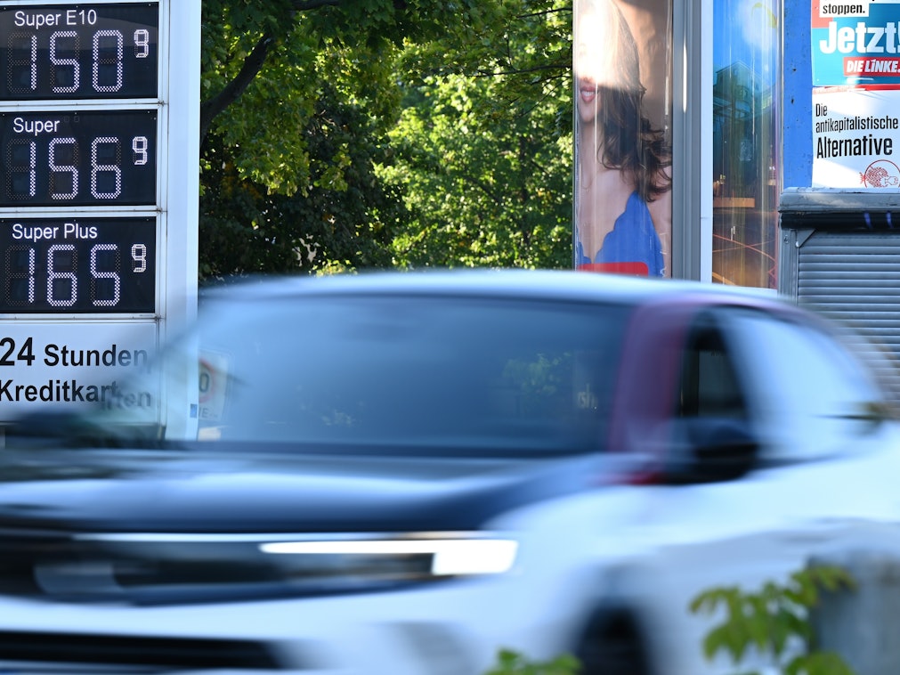 Wird mit der neuen Bundesregierung der Sprit an den Tankstellen wesentlich teurer? Unser Foto zeigt eine Preissäule an einer Tankstelle.