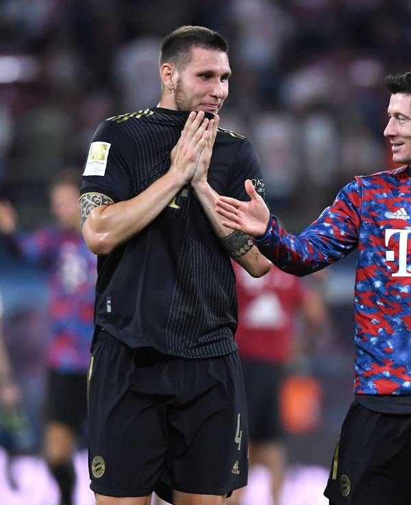 Robert Lewandowski und Niklas Süle feiern Sieg des FC Bayern München bei RB Leipzig.