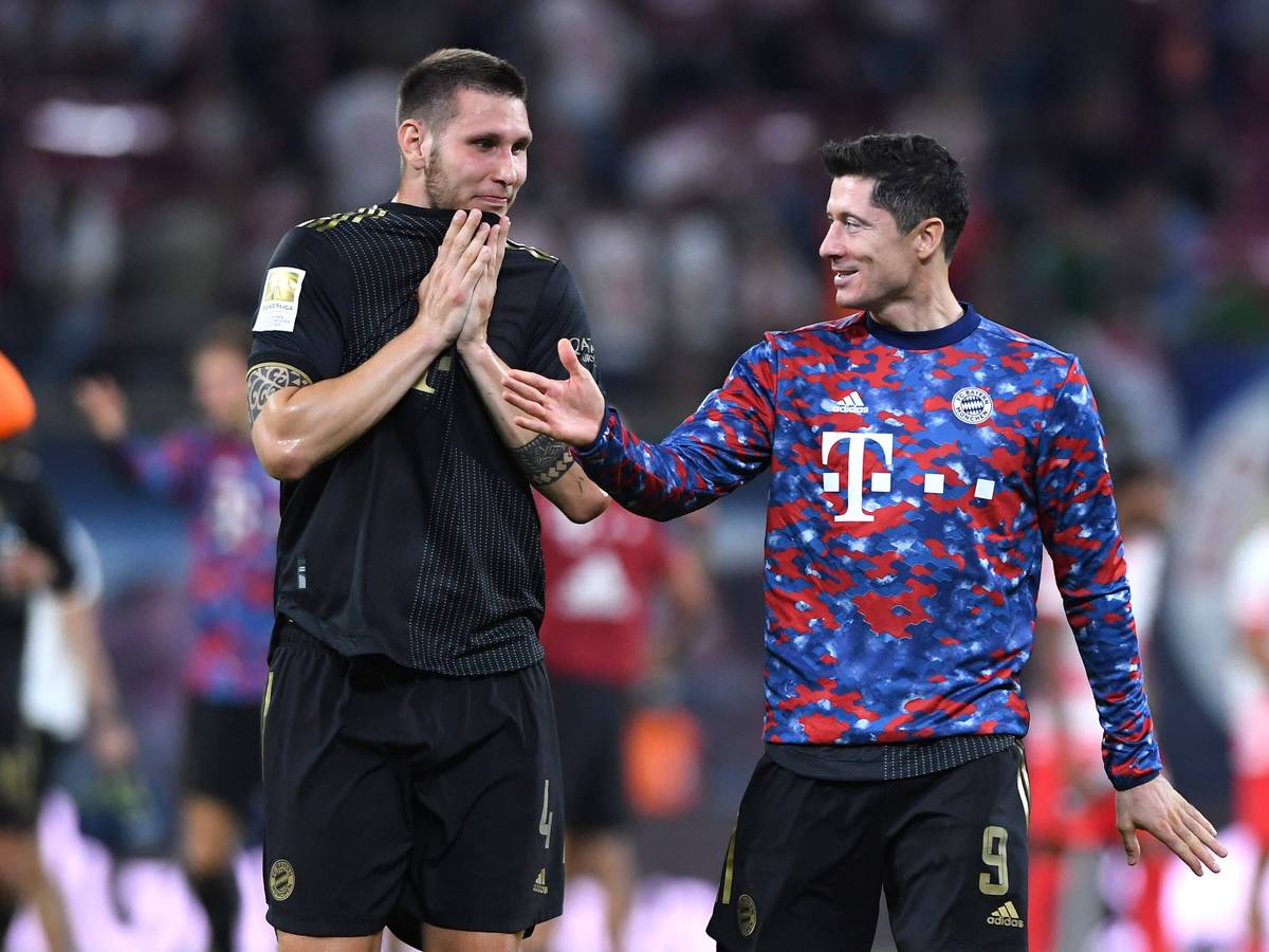 Robert Lewandowski und Niklas Süle feiern Sieg des FC Bayern München bei RB Leipzig.