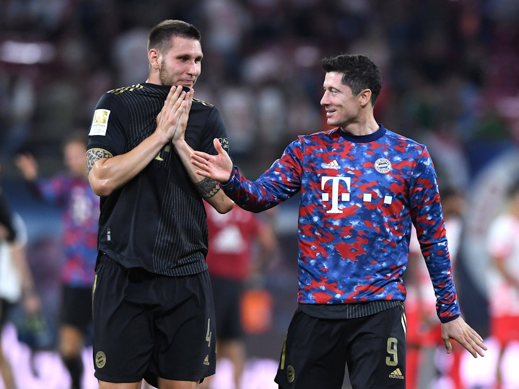Robert Lewandowski und Niklas Süle feiern Sieg des FC Bayern München bei RB Leipzig.