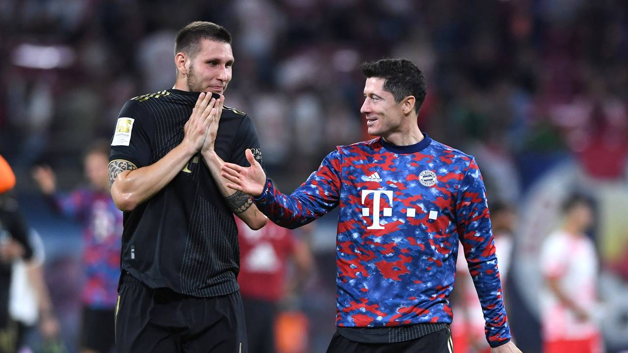 Robert Lewandowski und Niklas Süle feiern Sieg des FC Bayern München bei RB Leipzig.