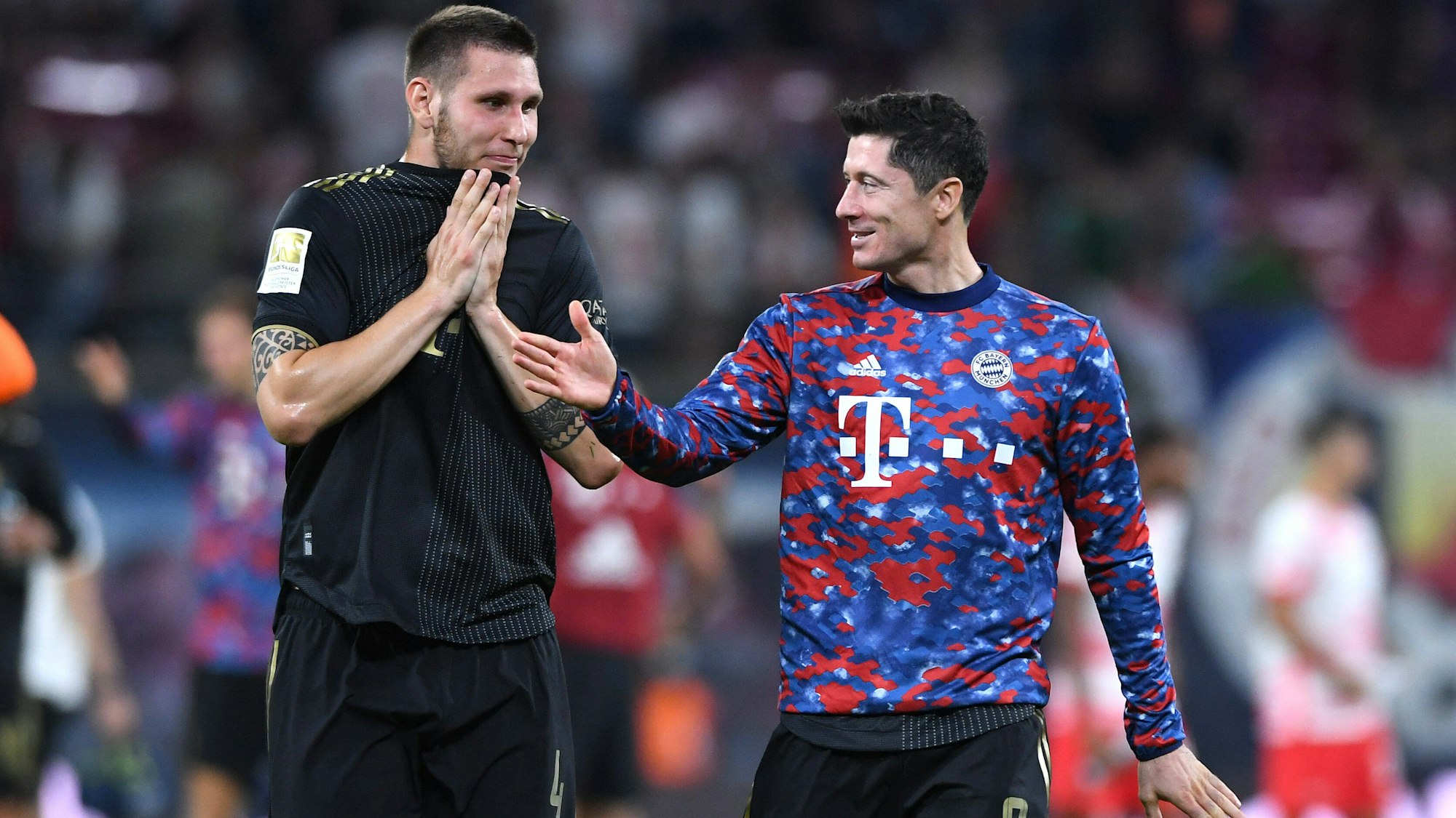 Robert Lewandowski und Niklas Süle feiern Sieg des FC Bayern München bei RB Leipzig.