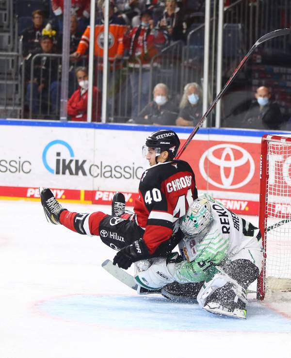 Bruchlandung: Julian Chrobot (Kölner Haie) gegen Cody Brenner.