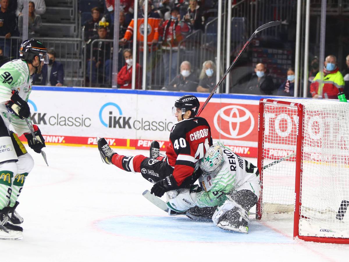 Bruchlandung: Julian Chrobot (Kölner Haie) gegen Cody Brenner.