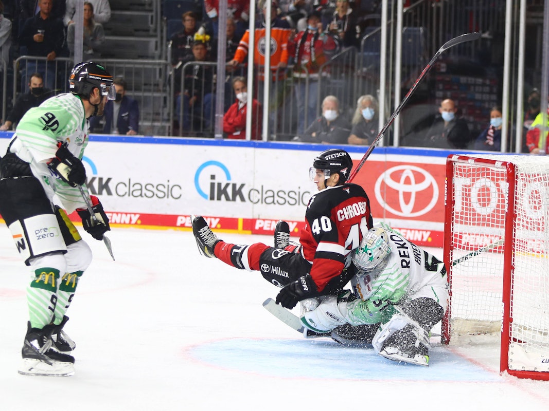 Bruchlandung: Julian Chrobot (Kölner Haie) gegen Cody Brenner.