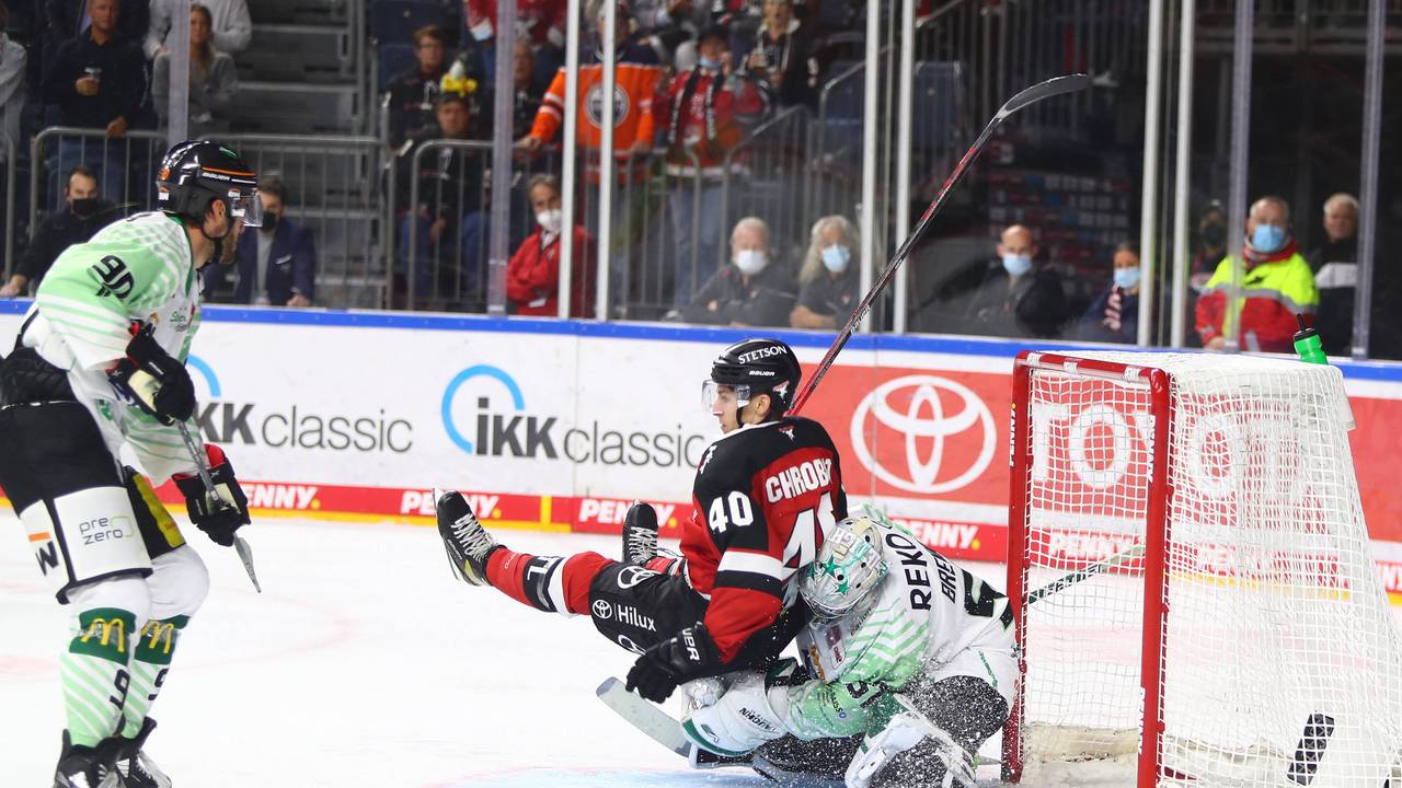 Bruchlandung: Julian Chrobot (Kölner Haie) gegen Cody Brenner.