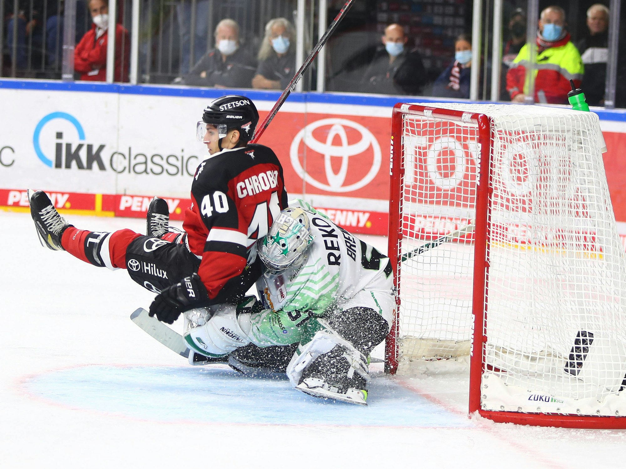 Bruchlandung: Julian Chrobot (Kölner Haie) gegen Cody Brenner.