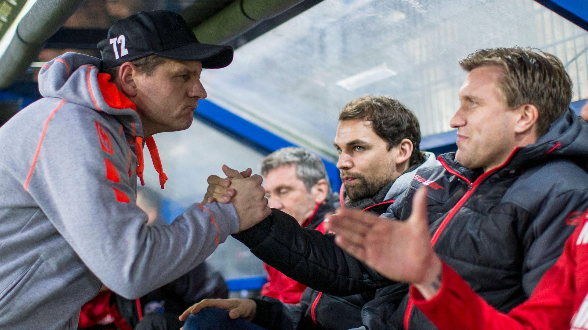 Steffen Baumgart und Markus Krösche klatschen sich ab.