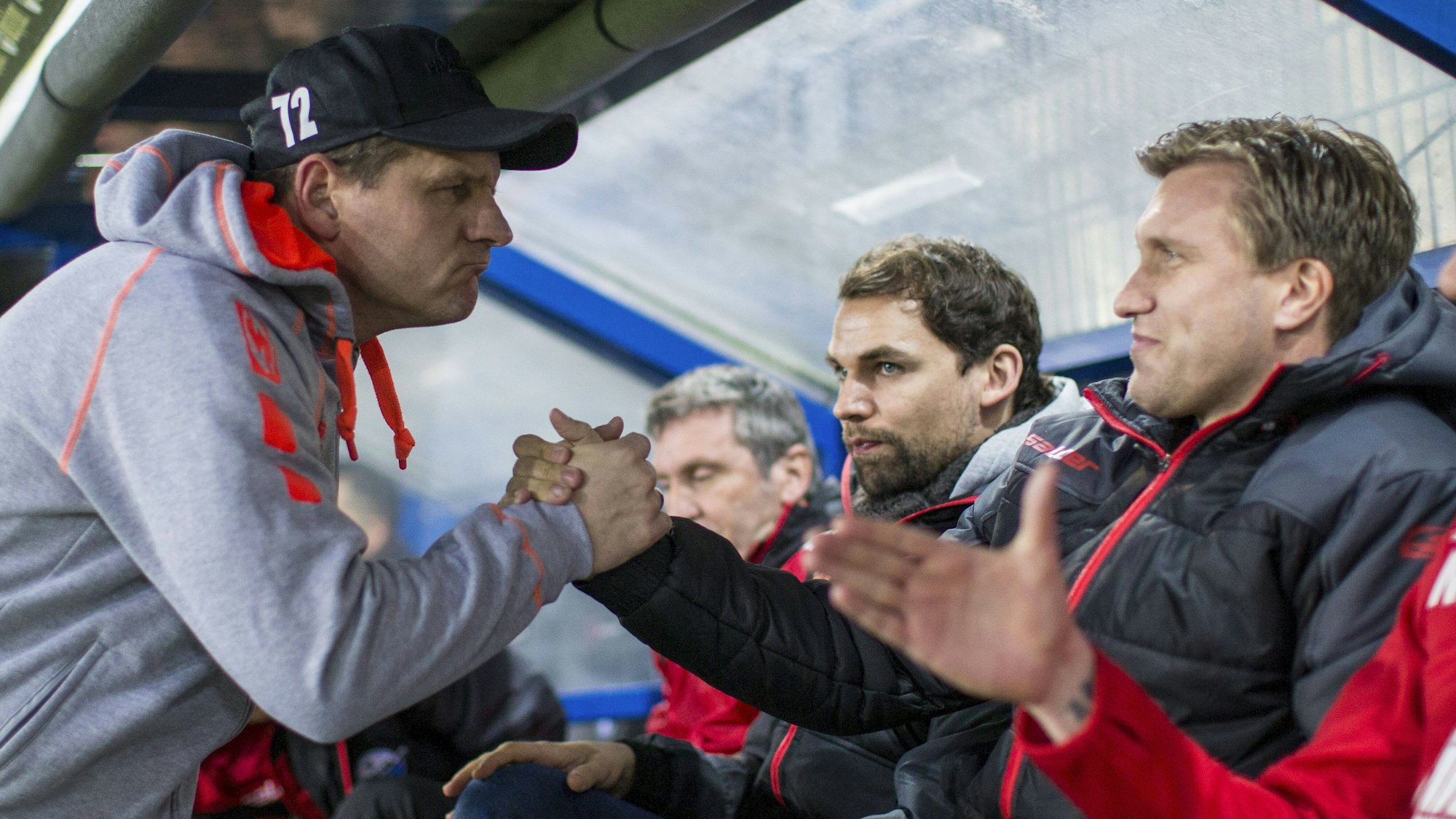Steffen Baumgart und Markus Krösche klatschen sich ab.