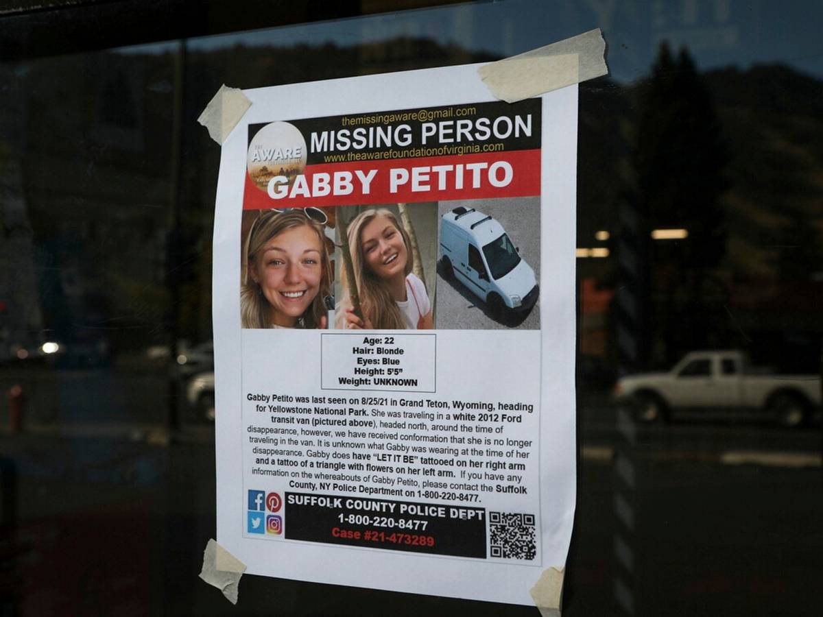 Auf einem Fahndungsplakat sind Fotos der getöteten Gabby Petito zu sehen. Mit dem Plakat wurde in den USA nach der jungen Frau gesucht.