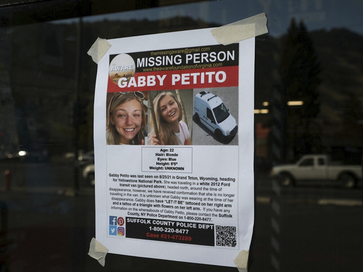 Auf einem Fahndungsplakat sind Fotos der getöteten Gabby Petito zu sehen. Mit dem Plakat wurde in den USA nach der jungen Frau gesucht.