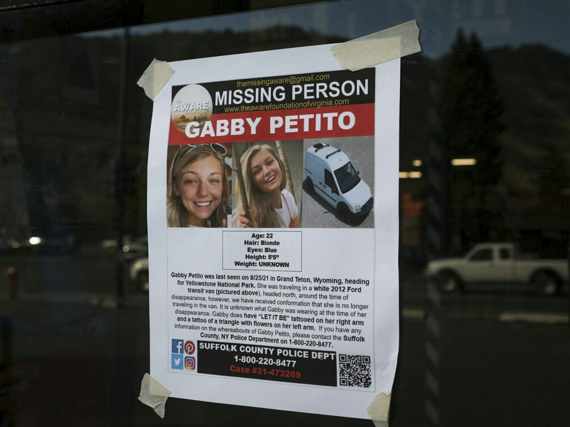 Auf einem Fahndungsplakat sind Fotos der getöteten Gabby Petito zu sehen. Mit dem Plakat wurde in den USA nach der jungen Frau gesucht.