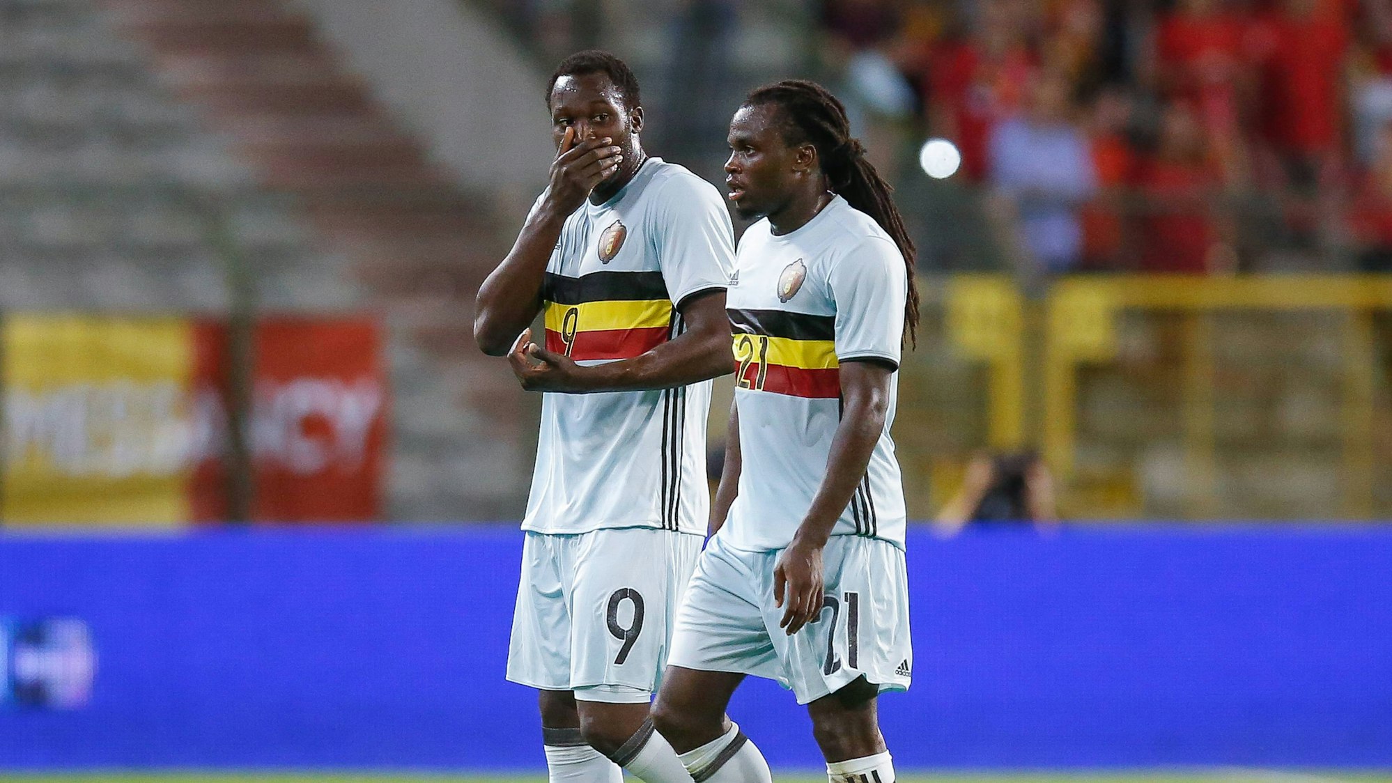 Romelu Lukaku und Jordan Lukaku schlendern nach Spielende über den Platz.