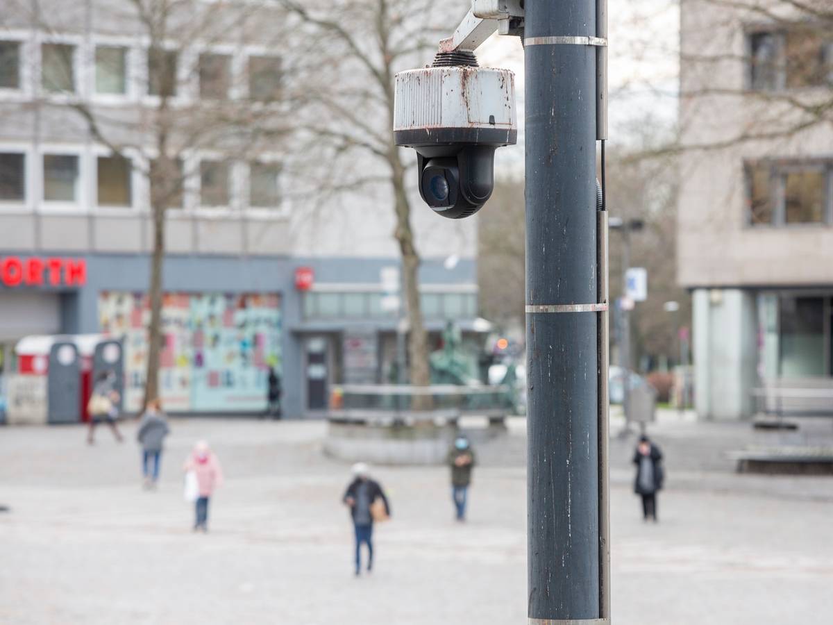 Videokamera am Wiener Platz in Köln.