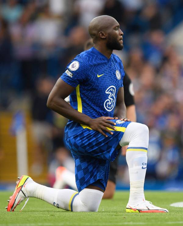 Chelseas Romelu Lukaku kniet am Mittekreis.