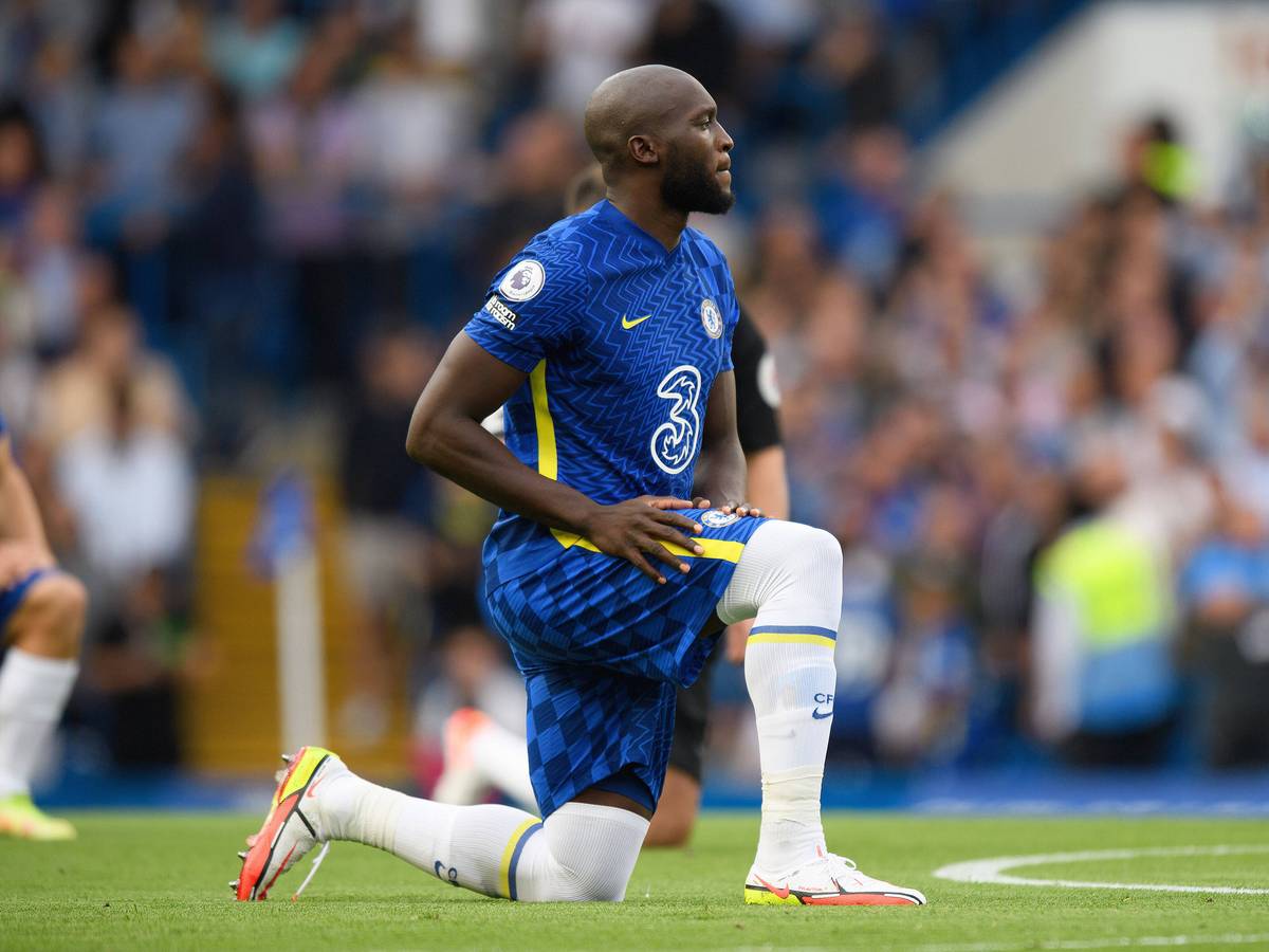 Chelseas Romelu Lukaku kniet am Mittekreis.