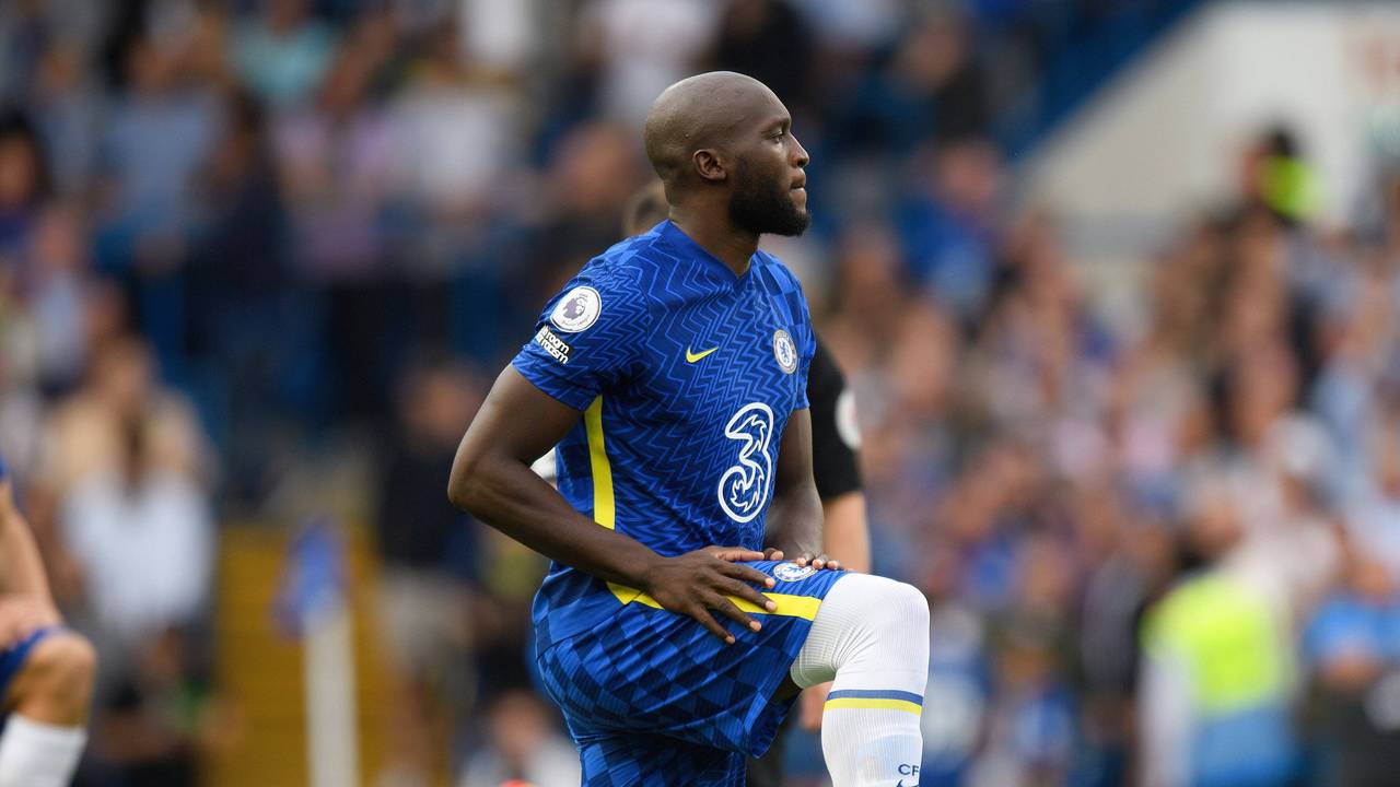 Chelseas Romelu Lukaku kniet am Mittekreis.