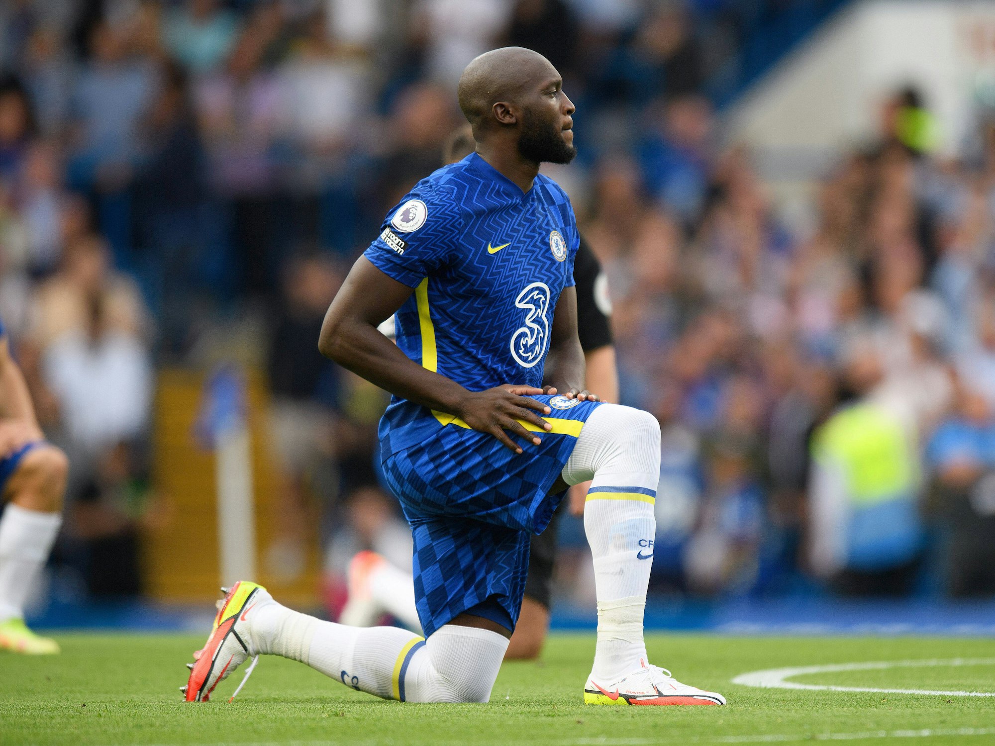 Chelseas Romelu Lukaku kniet am Mittekreis.