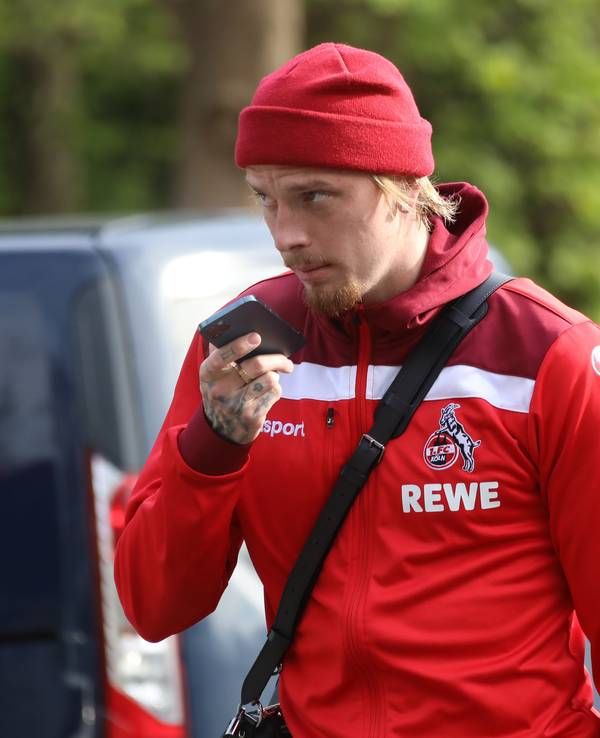 Marius Wolf geht am Geißbockheim zum Mannschaftsbus des 1. FC Köln.