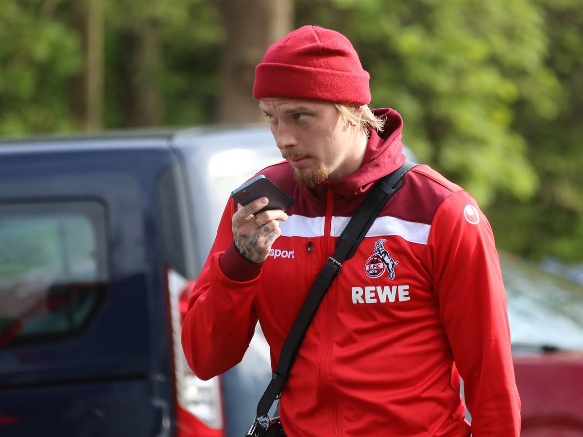 Marius Wolf geht am Geißbockheim zum Mannschaftsbus des 1. FC Köln.