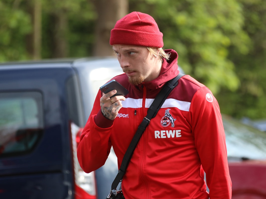 Marius Wolf geht am Geißbockheim zum Mannschaftsbus des 1. FC Köln.