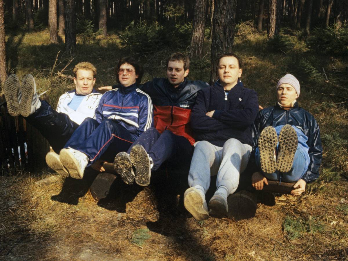 Die bayerische Rockgruppe Spider Murphy Gang beim Fitness-Training auf einer Bank im Wald, aufgenommen am 01.03.1984.