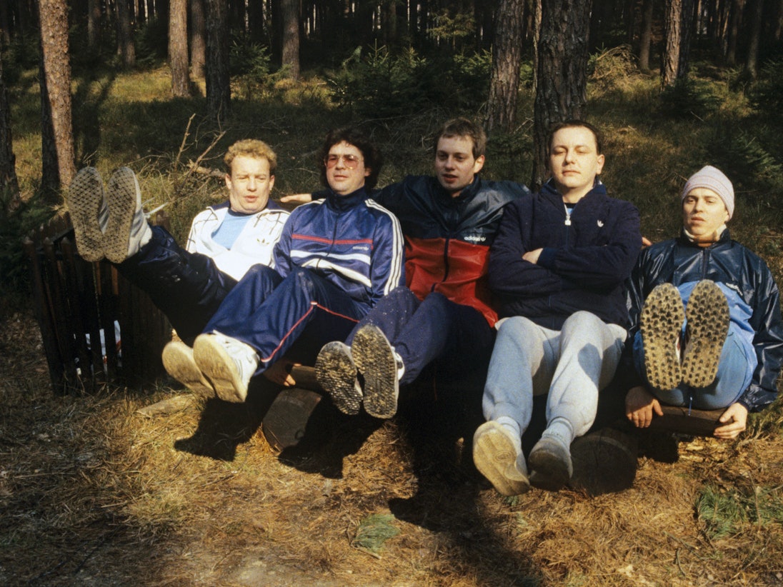 Die bayerische Rockgruppe Spider Murphy Gang beim Fitness-Training auf einer Bank im Wald, aufgenommen am 01.03.1984.