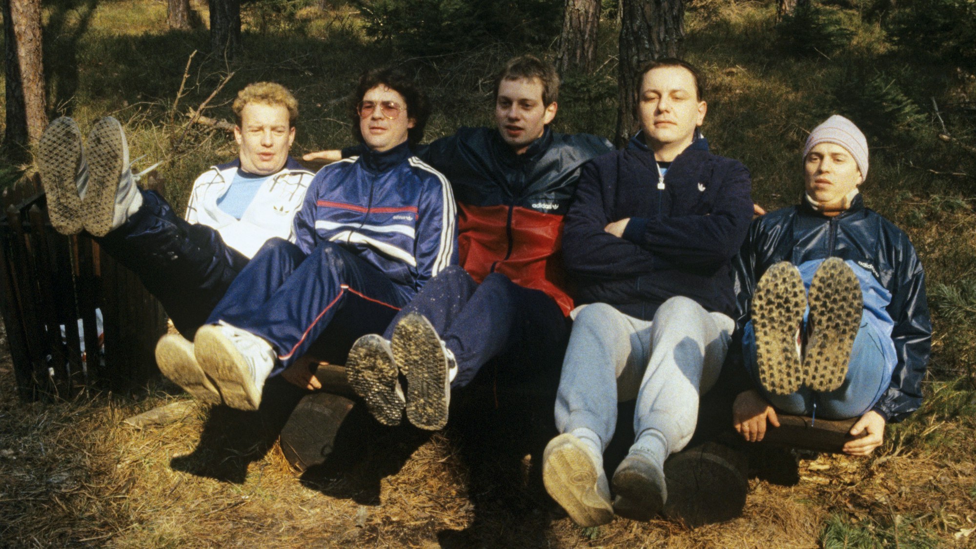 Die bayerische Rockgruppe Spider Murphy Gang beim Fitness-Training auf einer Bank im Wald, aufgenommen am 01.03.1984.