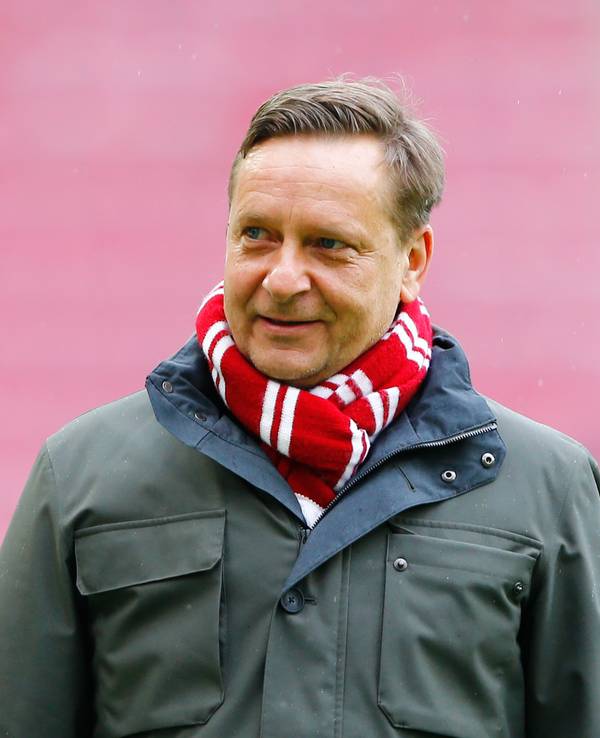 Horst Heldt geht vor dem Spiel durch das Stadion in Köln.