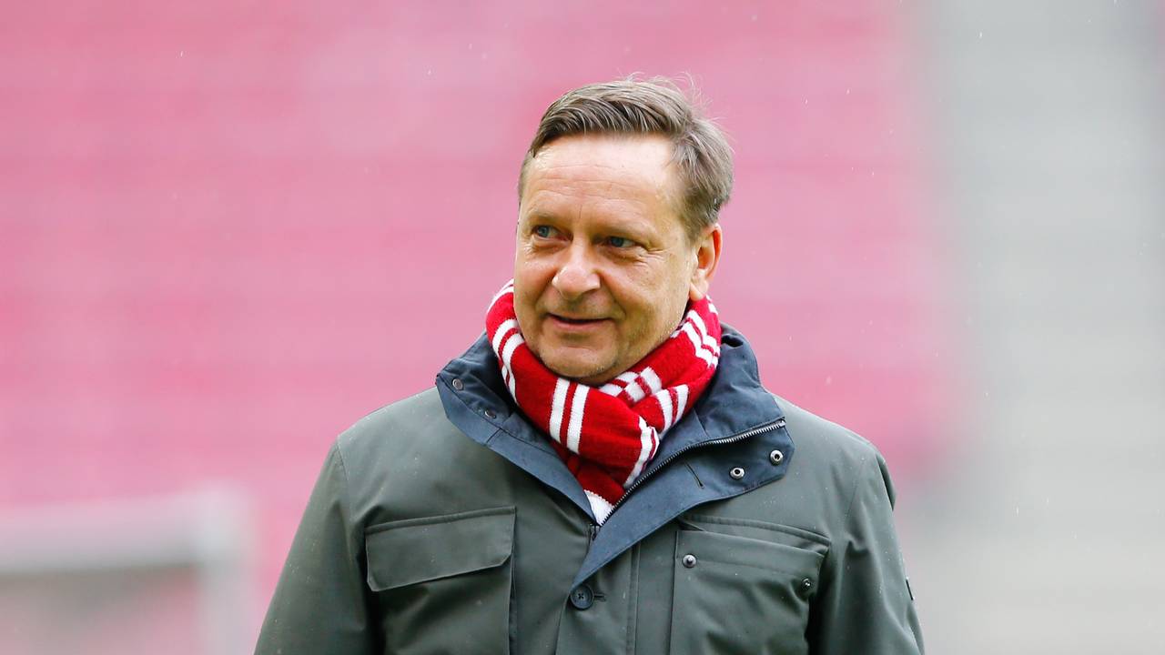 Horst Heldt geht vor dem Spiel durch das Stadion in Köln.