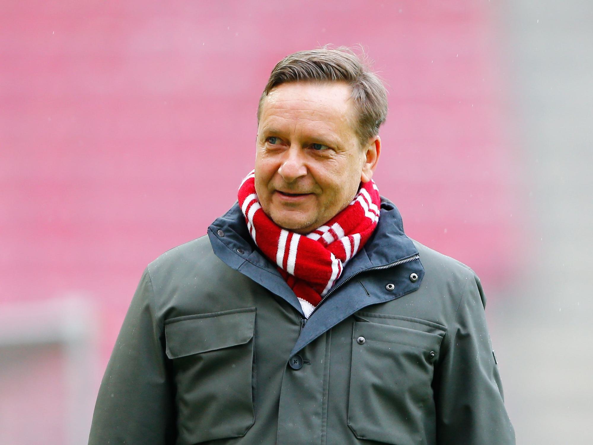 Horst Heldt geht vor dem Spiel durch das Stadion in Köln.
