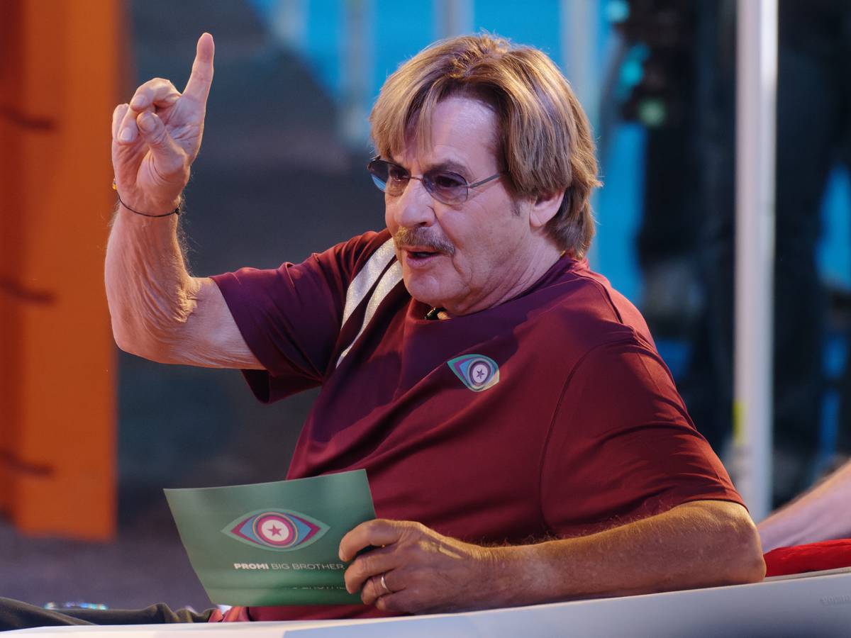 Moderator Jörg Draeger agiert auf einem Foto bei der Auftaktsendung der Sat.1 Fernsehshow „Promi Big Brother 2021“ im Studio.