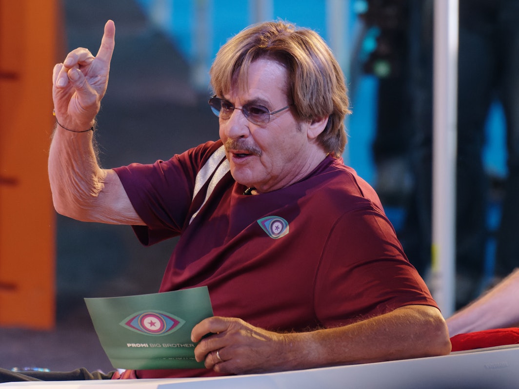 Moderator Jörg Draeger agiert auf einem Foto bei der Auftaktsendung der Sat.1 Fernsehshow „Promi Big Brother 2021“ im Studio.