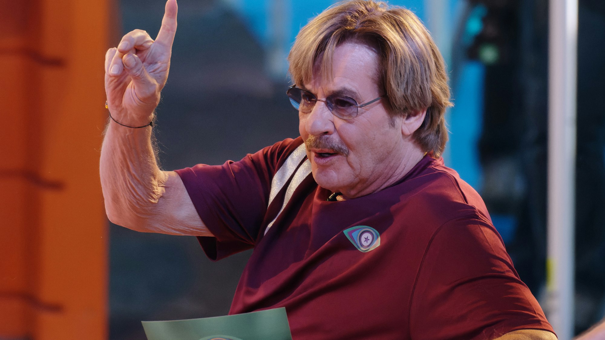 Moderator Jörg Draeger agiert auf einem Foto bei der Auftaktsendung der Sat.1 Fernsehshow „Promi Big Brother 2021“ im Studio.