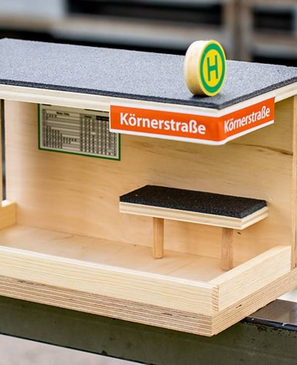 Die Miniaturhaltestelle der Körnerstraße verkauft die KVB im Selbstbausatz als Vogelhäuschen.