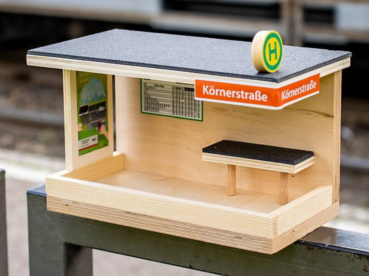 Die Miniaturhaltestelle der Körnerstraße verkauft die KVB im Selbstbausatz als Vogelhäuschen.